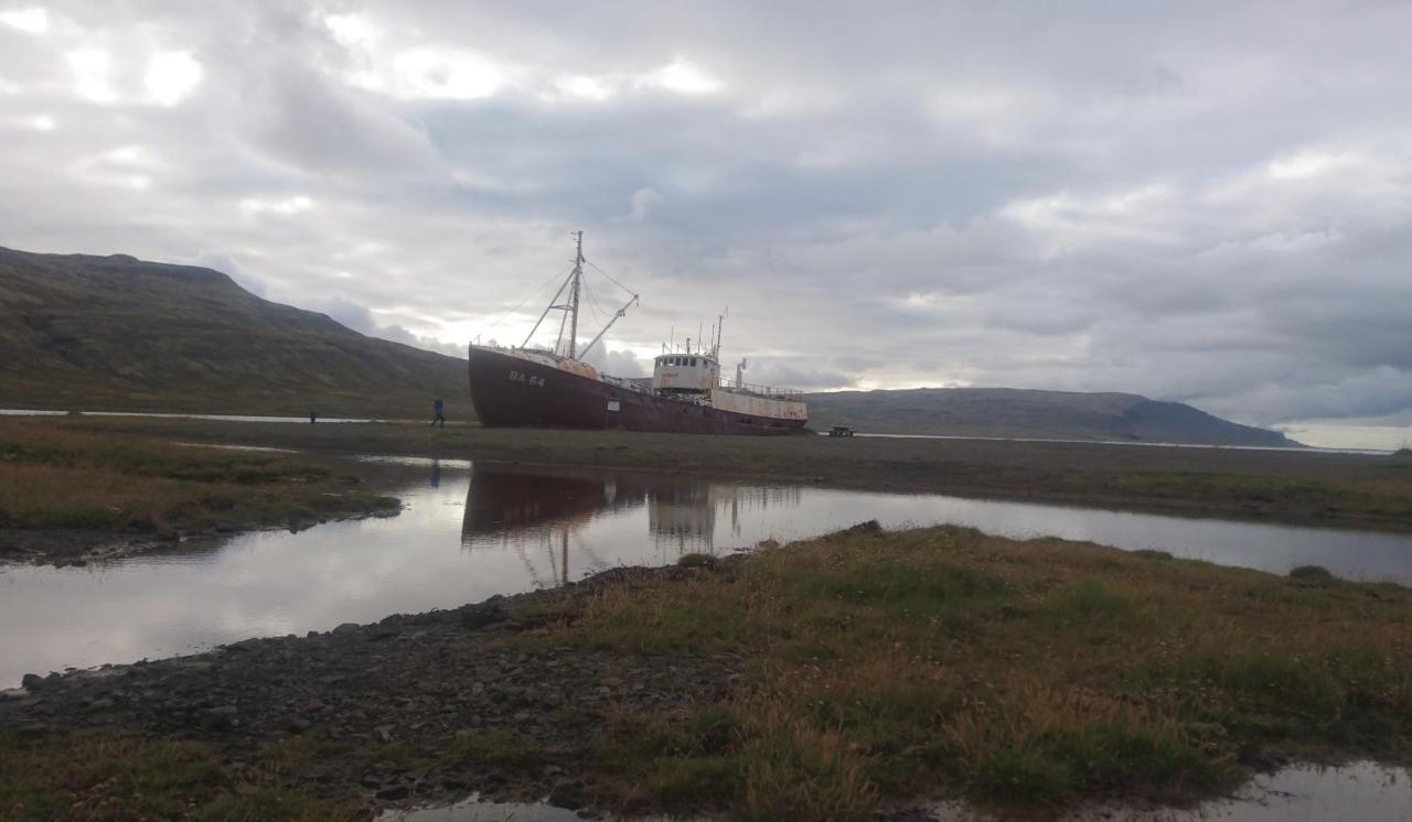 Apartamento Aegisholt Privete House With Hot Tub Patreksfjordur Exterior foto